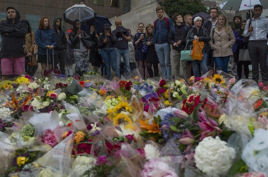 تصاویرسوگواری برای قربانیان حمله تروریستی,تصاویرسوگواری مسلمانان لندن,عکس های سوگواری مسلمانان برای حادثه تروریستی