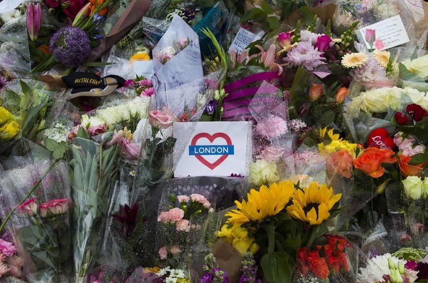 تصاویرسوگواری برای قربانیان حمله تروریستی,تصاویرسوگواری مسلمانان لندن,عکس های سوگواری مسلمانان برای حادثه تروریستی