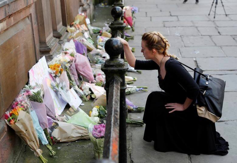 عکس های مراسم یادبود قربانیان حادثه تروریستی منچستر انگلستان,تصاویر مراسم یادبود قربانیان حادثه تروریستی منچستر انگلستان,عکس های همدردی به بازماندگان حادثه تروریستی منچستر