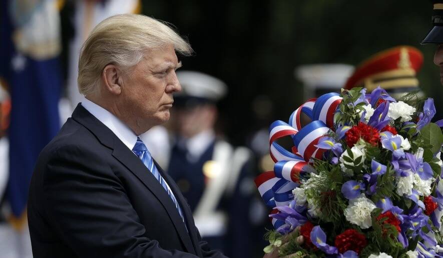 عکس های حضور ترامپ در مراسم روز یادبود,تصاویر حضور ترامپ در مراسم روز یادبود در مقام رئیس‌جمهور,حضور ترامپ در مراسم روز یادبود