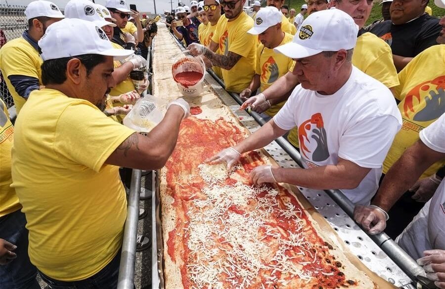 عکس های طولا نی ترین پیتزای جهان,تصاویر طولا نی ترین پیتزای جهان, طولا نی ترین پیتزای جهان