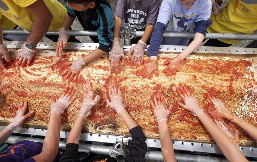 عکس های طولا نی ترین پیتزای جهان,تصاویر طولا نی ترین پیتزای جهان, طولا نی ترین پیتزای جهان