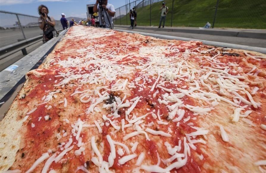 عکس های طولا نی ترین پیتزای جهان,تصاویر طولا نی ترین پیتزای جهان, طولا نی ترین پیتزای جهان