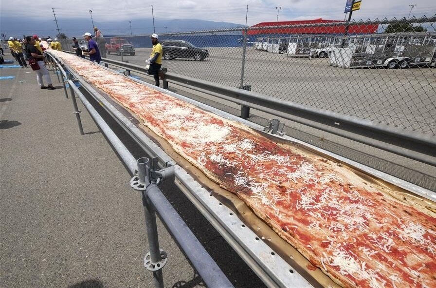 عکس های طولا نی ترین پیتزای جهان,تصاویر طولا نی ترین پیتزای جهان, طولا نی ترین پیتزای جهان