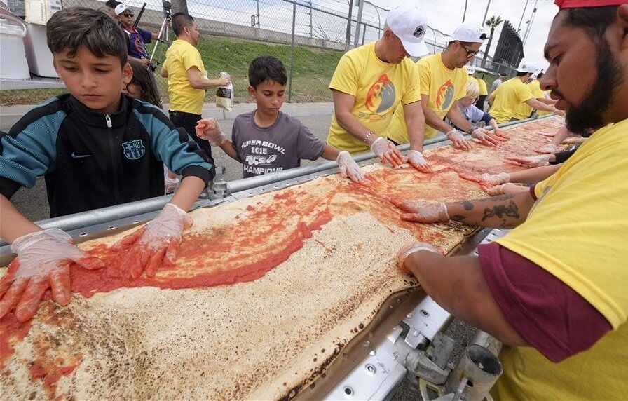 عکس های طولا نی ترین پیتزای جهان,تصاویر طولا نی ترین پیتزای جهان, طولا نی ترین پیتزای جهان
