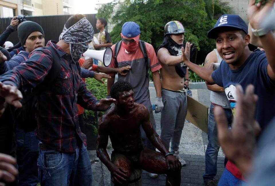 عکس های اعتراضات خیابانی مردم ونزوئلا علیه رئیس جمهور,تصاویر اعتراضات خیابانی مردم ونزوئلا علیه رئیس جمهور,عکس های آتش زدن دانشجوی در اعتراضات خیابانی ونزوئلا