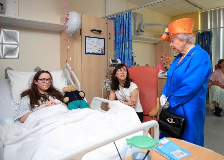 تصاویر  ملاقات ملکه بریتانیا از بازماندگان حادثه تروریستی منچستر در بیمارستان,هکس های  ملاقات ملکه بریتانیا از بازماندگان حادثه تروریستی منچستر در بیمارستان, ملاقات ملکه بریتانیا از بازماندگان حادثه تروریستی منچستر در بیمارستان