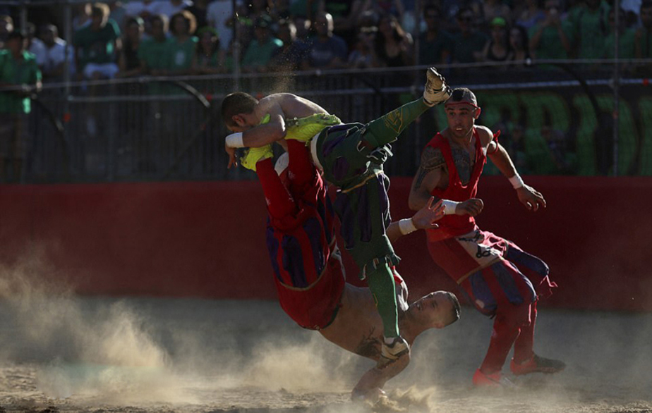 تصاویر خشن ترین فوتبال جهان تصاویر خشن ترین فوتبال جهان,عکسهای خشن ترین فوتبال جهان,عکس خشن ترین فوتبال جهان