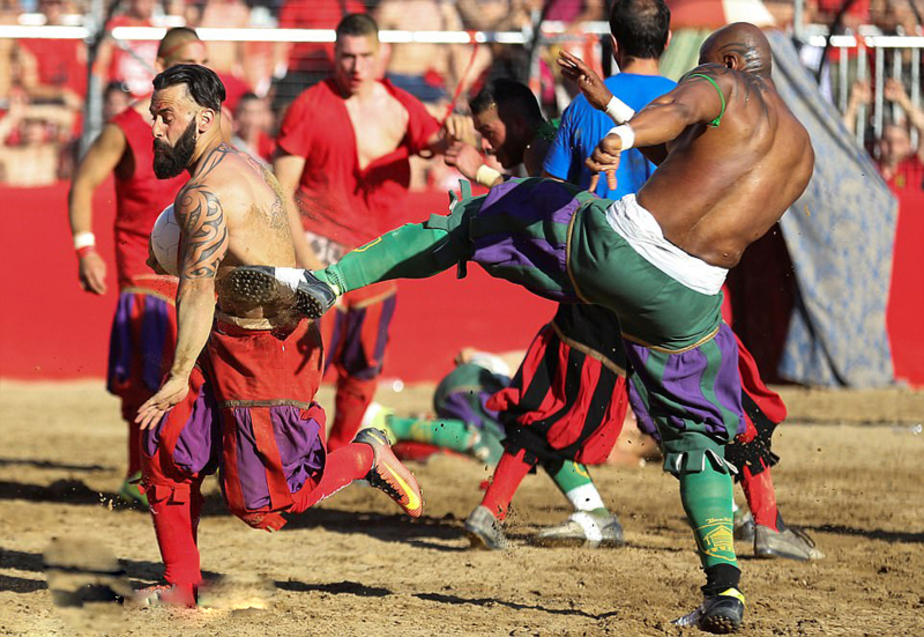 تصاویر خشن ترین فوتبال جهان تصاویر خشن ترین فوتبال جهان,عکسهای خشن ترین فوتبال جهان,عکس خشن ترین فوتبال جهان