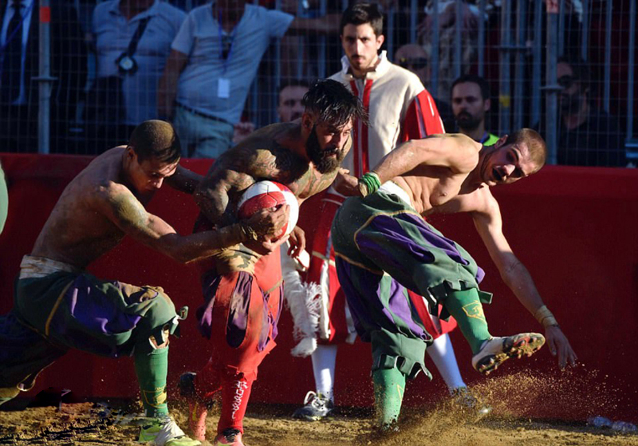 تصاویر خشن ترین فوتبال جهان تصاویر خشن ترین فوتبال جهان,عکسهای خشن ترین فوتبال جهان,عکس خشن ترین فوتبال جهان