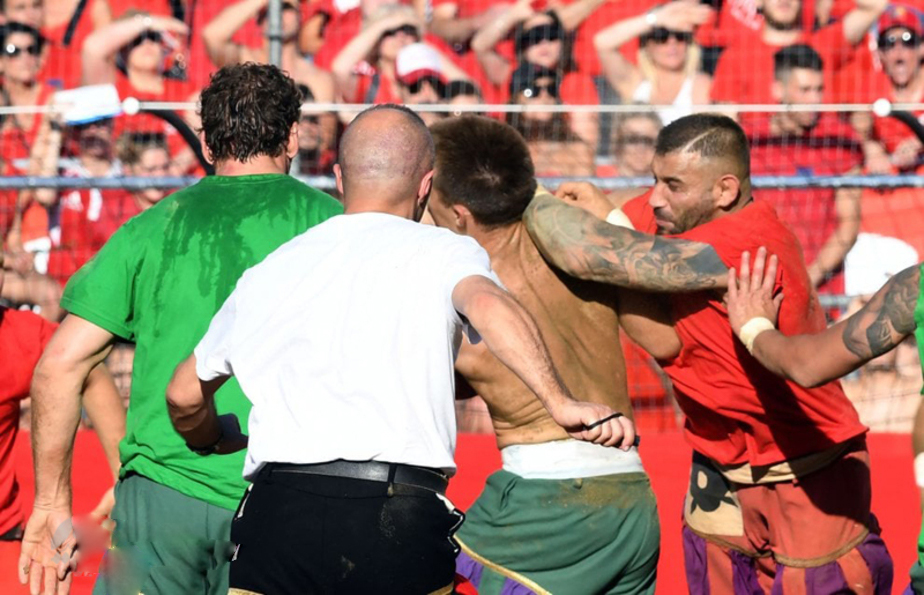 تصاویر خشن ترین فوتبال جهان تصاویر خشن ترین فوتبال جهان,عکسهای خشن ترین فوتبال جهان,عکس خشن ترین فوتبال جهان