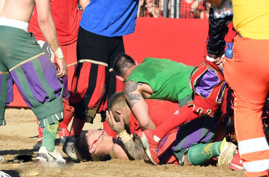 تصاویر خشن ترین فوتبال جهان تصاویر خشن ترین فوتبال جهان,عکسهای خشن ترین فوتبال جهان,عکس خشن ترین فوتبال جهان