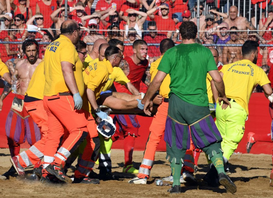 تصاویر خشن ترین فوتبال جهان تصاویر خشن ترین فوتبال جهان,عکسهای خشن ترین فوتبال جهان,عکس خشن ترین فوتبال جهان