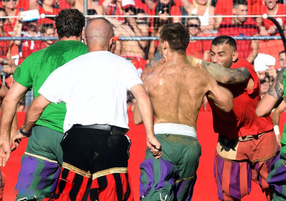 تصاویر خشن ترین فوتبال جهان تصاویر خشن ترین فوتبال جهان,عکسهای خشن ترین فوتبال جهان,عکس خشن ترین فوتبال جهان