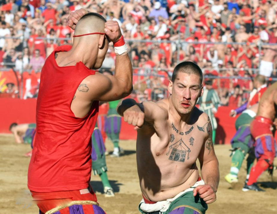 تصاویر خشن ترین فوتبال جهان تصاویر خشن ترین فوتبال جهان,عکسهای خشن ترین فوتبال جهان,عکس خشن ترین فوتبال جهان