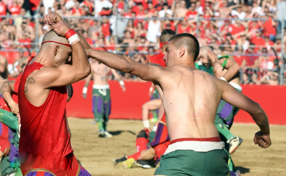 تصاویر خشن ترین فوتبال جهان تصاویر خشن ترین فوتبال جهان,عکسهای خشن ترین فوتبال جهان,عکس خشن ترین فوتبال جهان