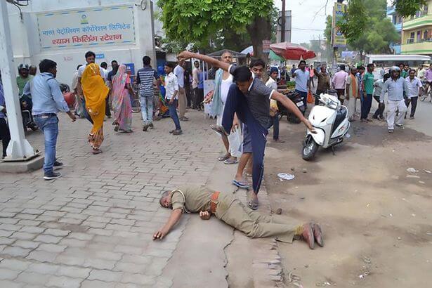 اخبار حوادث,خبرهای حوادث,جرم و جنایت,درگیری معترضان هندی با پلیس