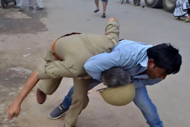 اخبار حوادث,خبرهای حوادث,جرم و جنایت,درگیری معترضان هندی با پلیس
