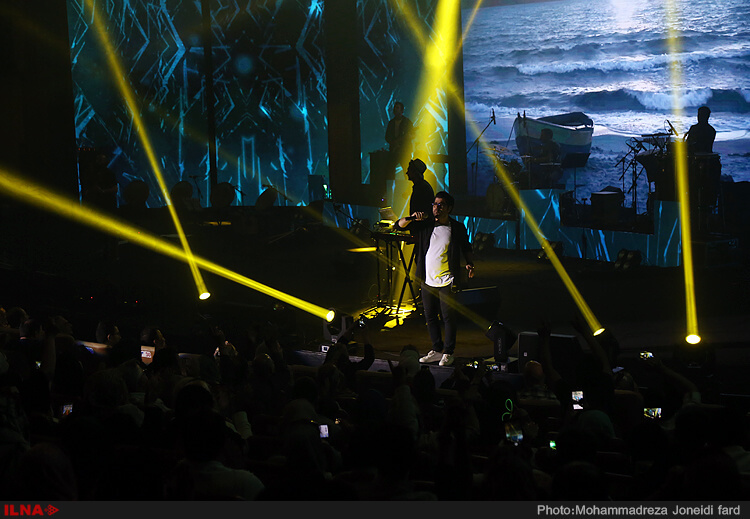 عکس های کنسرت حامد همایون در تهران عکس های کنسرت حامد همایون در تهران,تصاویر کنسرت حامد همایون در برج میلاد,عکس های حضور مردم در کنسرت حامد همایون