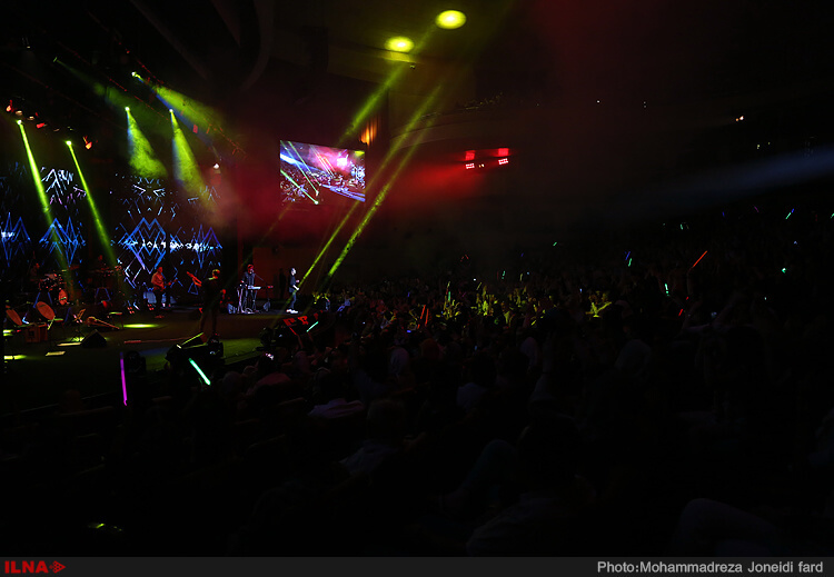 عکس های کنسرت حامد همایون در تهران عکس های کنسرت حامد همایون در تهران,تصاویر کنسرت حامد همایون در برج میلاد,عکس های حضور مردم در کنسرت حامد همایون