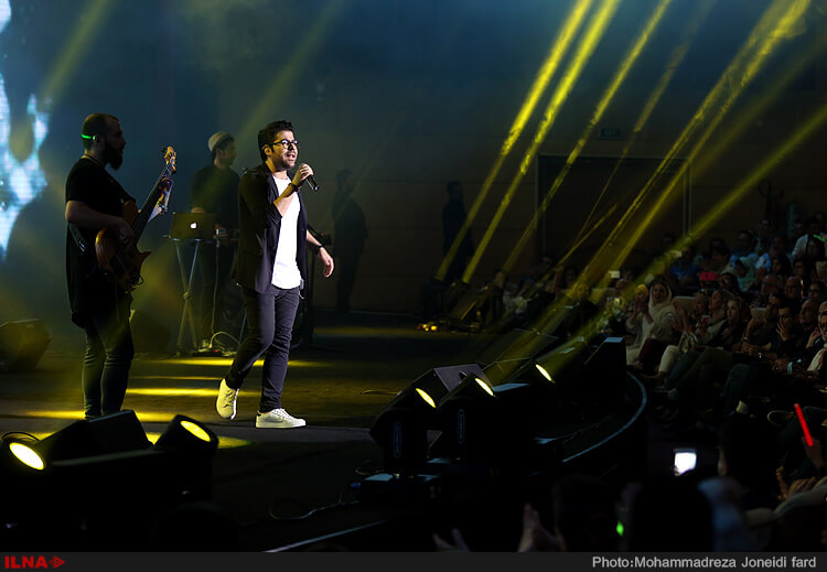 عکس های کنسرت حامد همایون در تهران عکس های کنسرت حامد همایون در تهران,تصاویر کنسرت حامد همایون در برج میلاد,عکس های حضور مردم در کنسرت حامد همایون