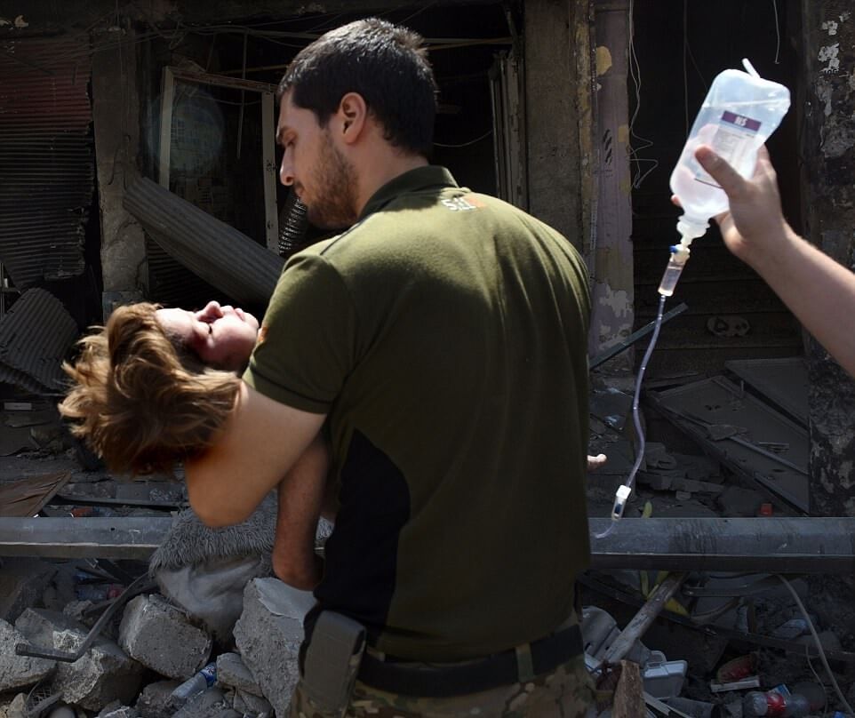 تصاویرنجات کودک موصلی,عکس های نجات دختربچه روس تباراز زیرآواار,تصاویرنجات دختربچه توسط سربازان عراقی,