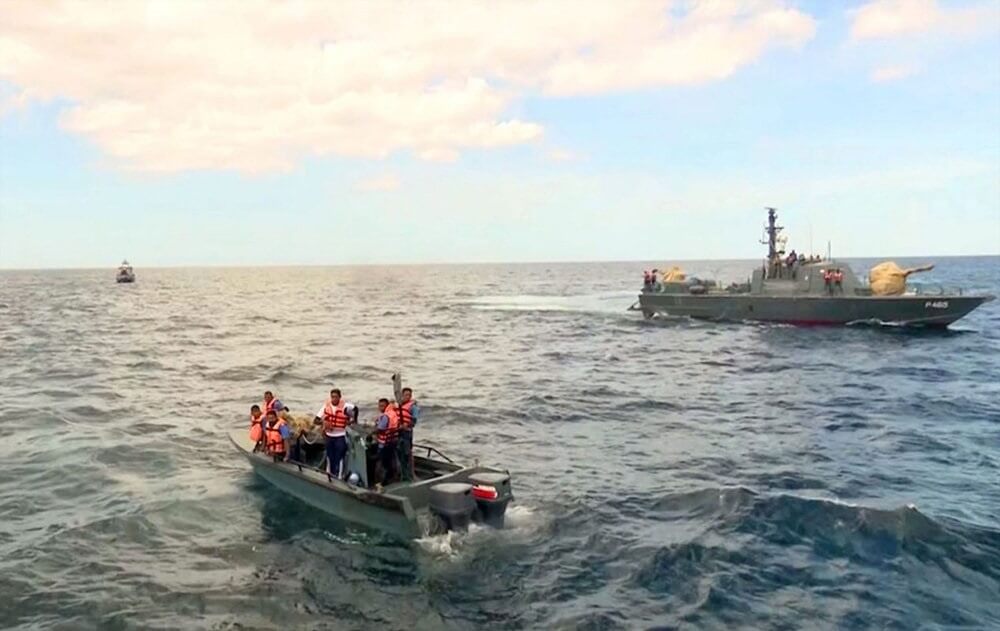 تصاویرنجات فیل ازدریا,عکس های عملیات نجات فیل,تصاویرنجات فیل رها شده در دریا