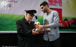 عکس اهدا توپ طلا طارمی به قدس رضوی,عکس های مهدی طارمی,تصاویر اهدا توپ طلا به آستان قدس رضوی