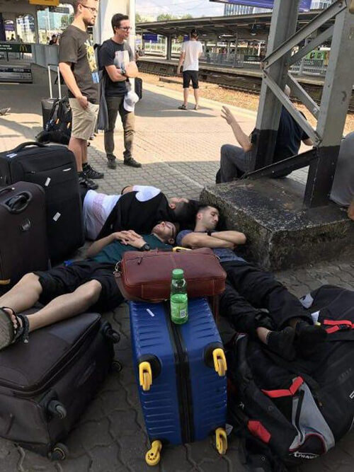 اخبار ورزشی,خبرهای ورزشی,ورزش,خوابیدن قهرمانان کاراته در ایستگاه قطار