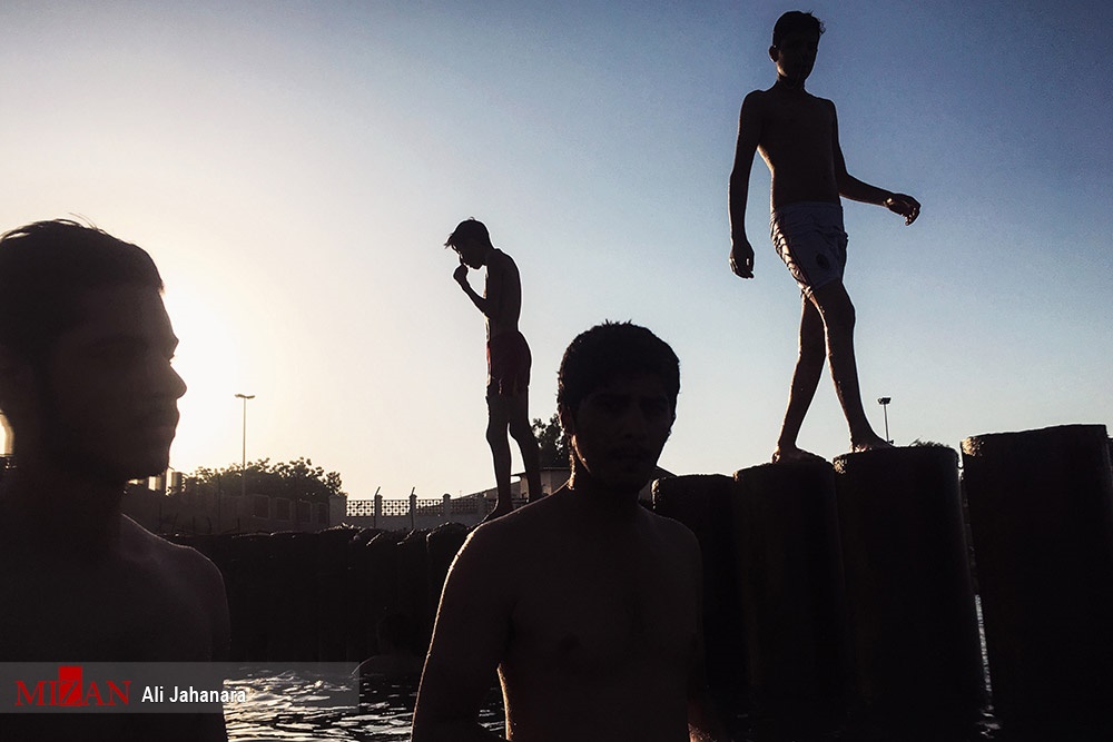 عکس آب تنی کودکان بوشهر در خلیج فارس,تصاویرآب تنی کودکان بوشهر در خلیج فارس,عکس لذت خنکای خلیج فارس زیر آفتاب بوشهر