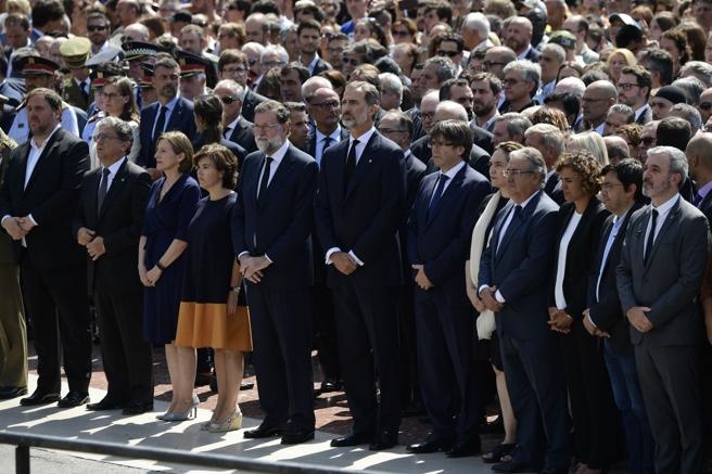 عکس یک دقیقه سکوت مردم اسپانیا به احترام قربانیان,تصاویریک دقیقه سکوت مردم اسپانیا به احترام قربانیان,عکس مردم اسپانیا به احترام قربانیان حملات تروریستی با حضورپادشاه و نخست وزیر
