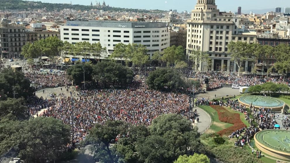 عکس یک دقیقه سکوت مردم اسپانیا به احترام قربانیان,تصاویریک دقیقه سکوت مردم اسپانیا به احترام قربانیان,عکس مردم اسپانیا به احترام قربانیان حملات تروریستی با حضورپادشاه و نخست وزیر