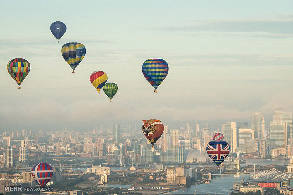 تصاویر پرواز بالون در لندن,عکس های سالگرد احداث فرودگاه سیتی لندن,عکس بالون هوای داغ در لندن