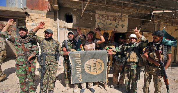 عکس های انداختن پرچم داعش,تصاویر پایین کشیدن پرچم داعش,عکس برداشتن پرچم داعش در تلعفر