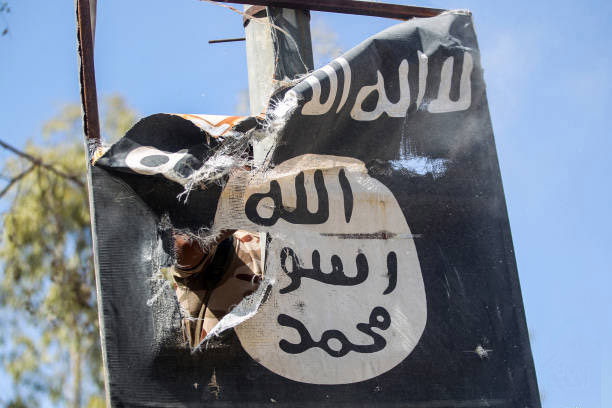 عکس های انداختن پرچم داعش,تصاویر پایین کشیدن پرچم داعش,عکس برداشتن پرچم داعش در تلعفر