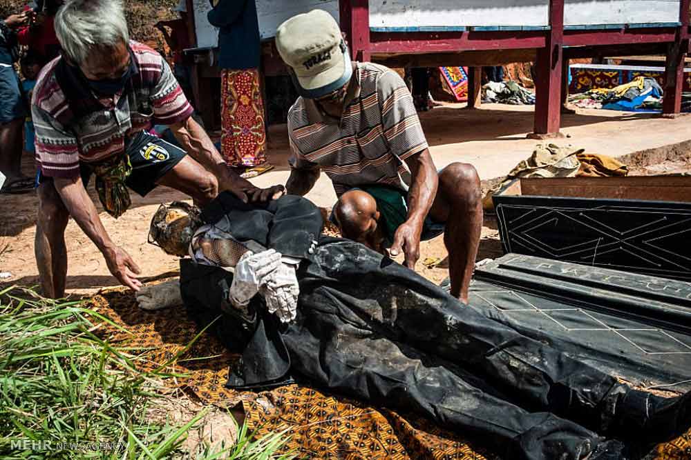 تصاویر خارج کردن مردگان از گور در اندونزی‎,تصویر خارج کردن مردگان از گور در اندونزی‎,عکس های خارج کردن مردگان از گور در اندونزی‎