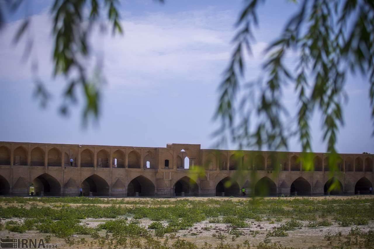 عکس تبدیل زاینده‌رود به مزرعه,تصاویر به مزرعه,عکس خشک شدن زاینده رود اصفهان