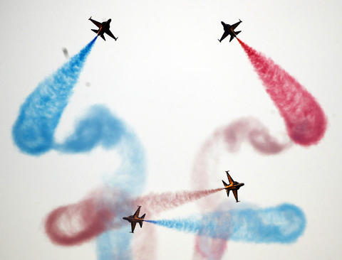 عکس دیدنی روز,تصاویر دیدنی روز,عکس دیدنی از بوکسورهای زن نروژی و سوئدی تا جشنواره جوانان در شهر سوچی