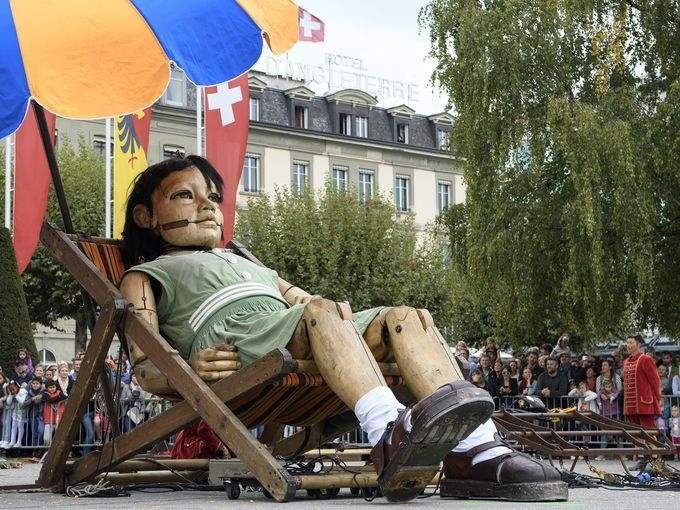 تصاویر عروسکهای غول پیکر در سوئیس,عکس های رژه عروسکهای خیمه شب بازی,عکسهای نمایش خیابانی عروسکی در سوئیس