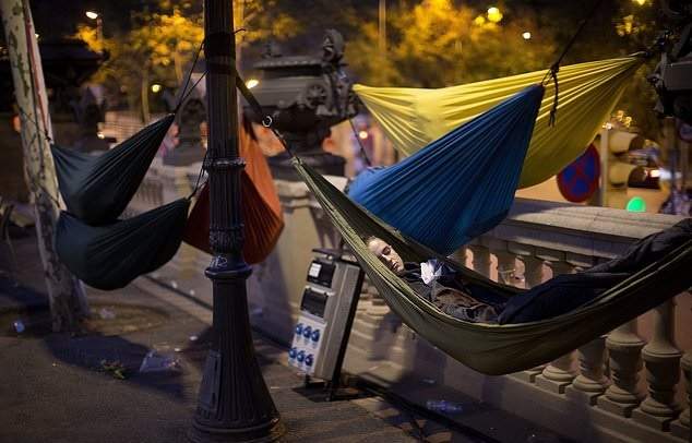 عکس استقلال‌طلبی کاتالونیا,تصاویر خوابیدن معترضان مقابل ساختمان دادگستری اسپانیا,عکس خوابیدن معترضان مقابل ساختمان دادگستری اسپانیا