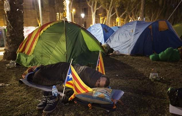 عکس استقلال‌طلبی کاتالونیا,تصاویر خوابیدن معترضان مقابل ساختمان دادگستری اسپانیا,عکس خوابیدن معترضان مقابل ساختمان دادگستری اسپانیا