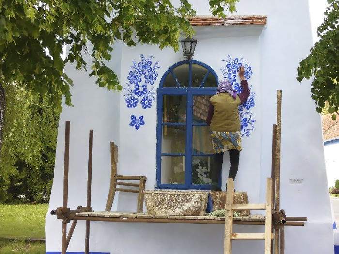 تصاویر هنرنمایی خانم ۹۰ ساله‌ بر دیوارهای روستایی در چک,عکسهای نقاشی خانم ۹۰ ساله‌ بر دیوار,تصاویر هنرنمایی پیرزن۹۰ ساله‌ بر دیوارهای روستایی در چک,