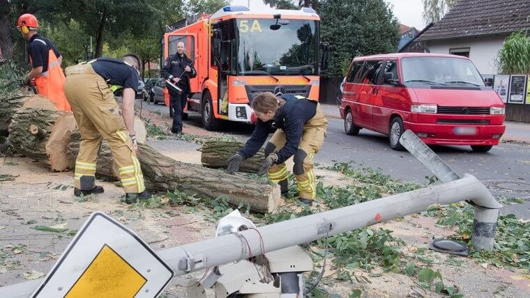 عکس های خسارت های طوفان در شمال آلمان,عکس های طوفان خاویر در آلمان,تصاویر تلفات طوفان خاویر در آلمان