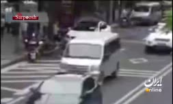 ماجرای زیبای نجات فرد گرفتار در زیر خودرو