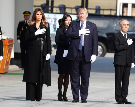 تصاویر ترامپ و همسرش درقبرستان ملی سئول,عکس های ترامپ وهمسرش در گورستان سئول,تصاویررییس جمهور آمریکا و همسرش در کره جنوبی