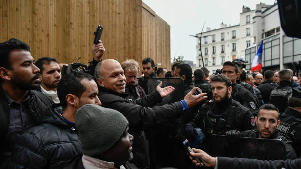 تصاویر راهپیمایی علیه نمازگزاران مسلمان فرانسه,عکسهای جلوگیری از نماز جمعه در فرانسه,عکس های نمازگزاران مسلمان فرانسه