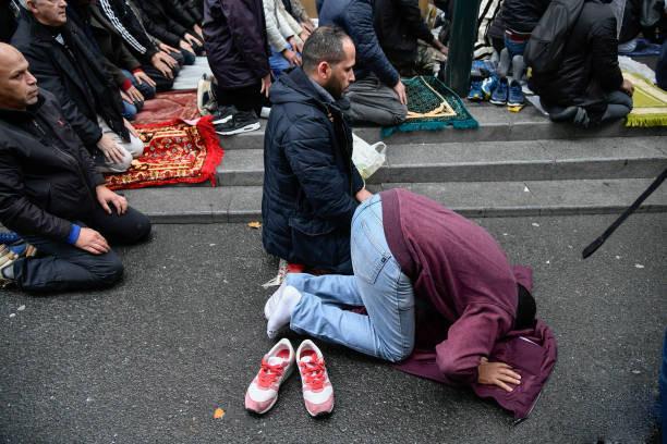 تصاویر راهپیمایی علیه نمازگزاران مسلمان فرانسه,عکسهای جلوگیری از نماز جمعه در فرانسه,عکس های نمازگزاران مسلمان فرانسه