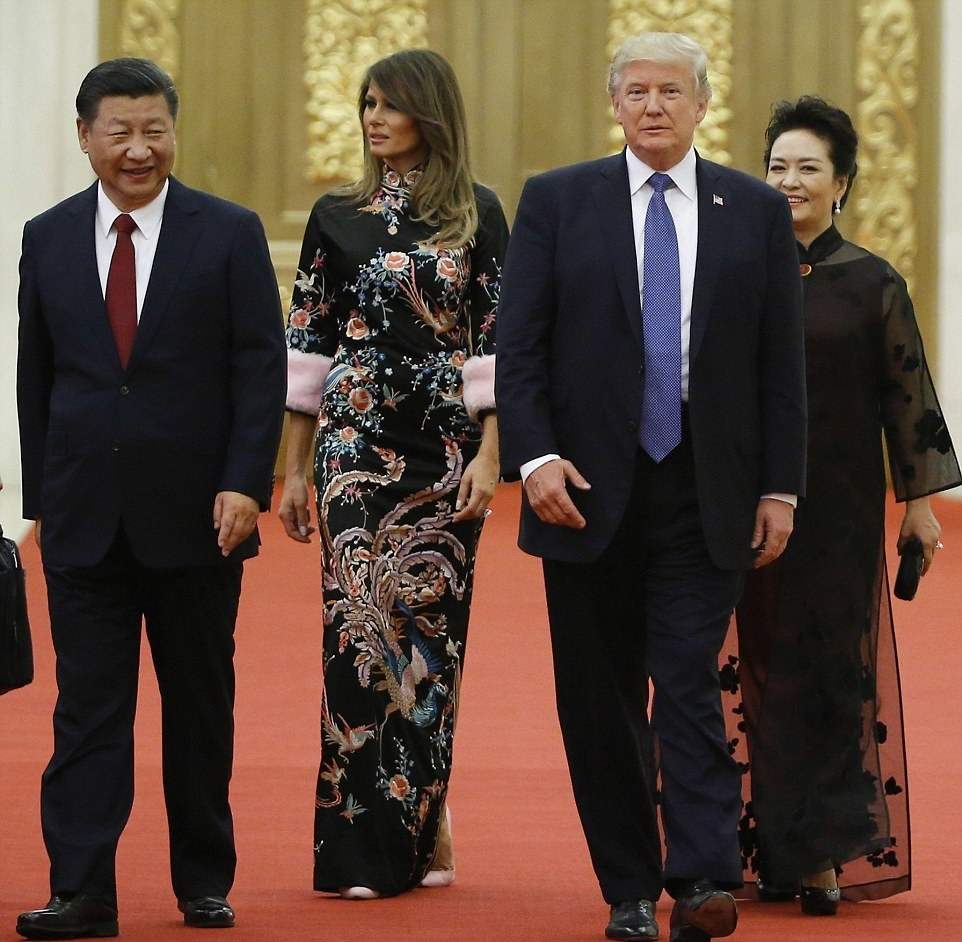 تصاویر سفر دونالد ترامپ به چین,عکسهای لباس ملانیا ترامپ در چین,عکس های ترامپ و همسرش در چین