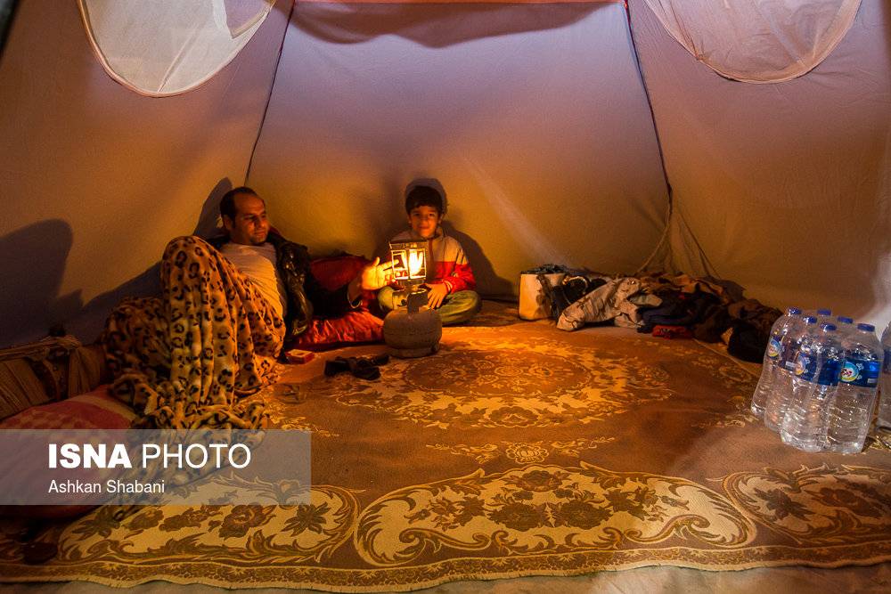 تصاویر مردم زلزله زده گیلانغرب,تصاویر مردم زلزله زده کرمانشاه,عکسهای زلزله ی کرمانشاه