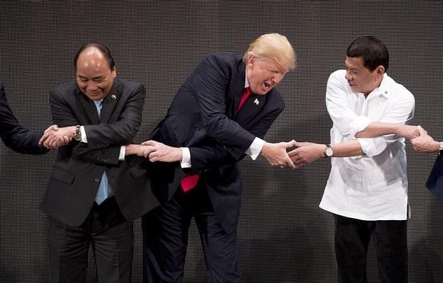 تصاویردونالد ترامپ در مراسم دست دادن خاص سران آسه آن,عکس های دونالد ترامپ در مراسم دست دادن خاص سران,تصاویری از رئیس جهور آمریکا در فیلیپین